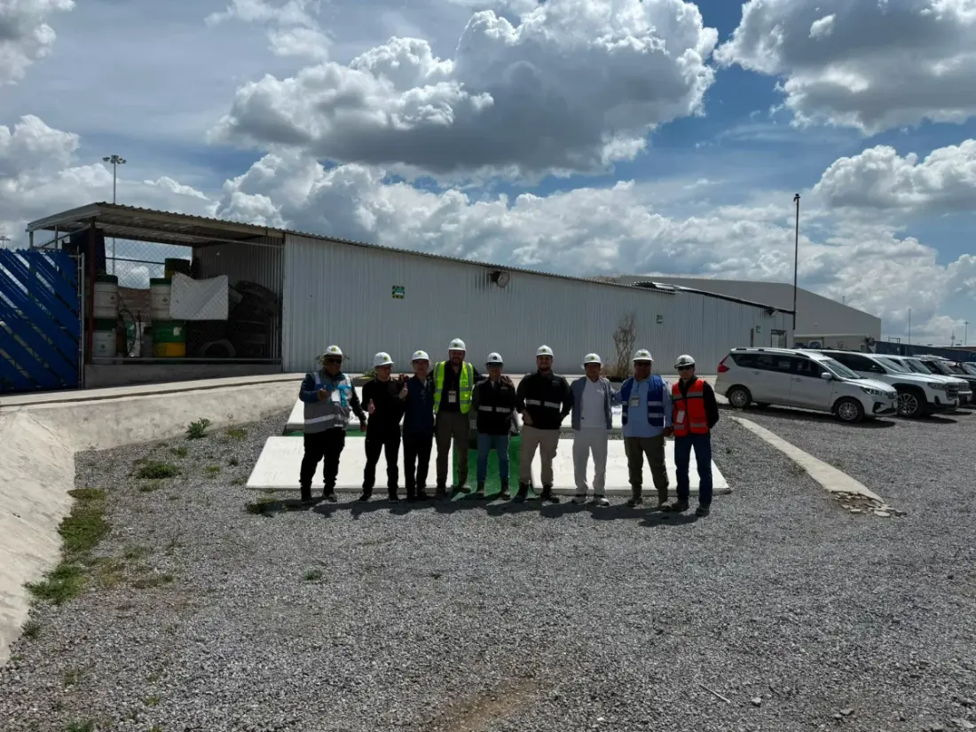 Ingeniero de CERTA Electric revisando planos en planta