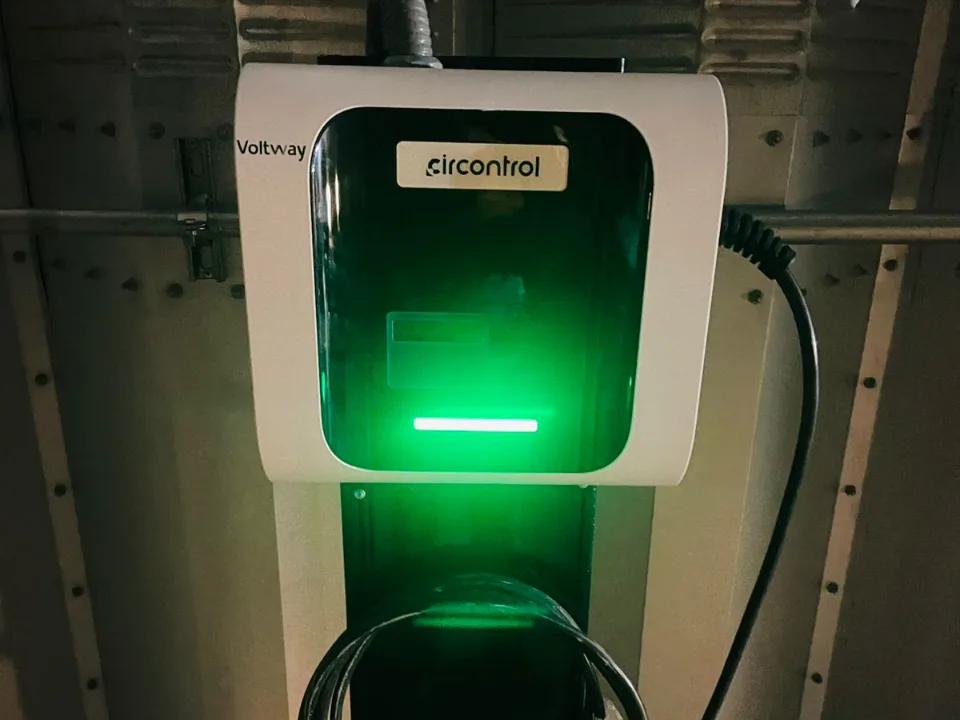 Cargador AC para vehículos eléctricos instalado en Planta Bosques por CERTA Electric